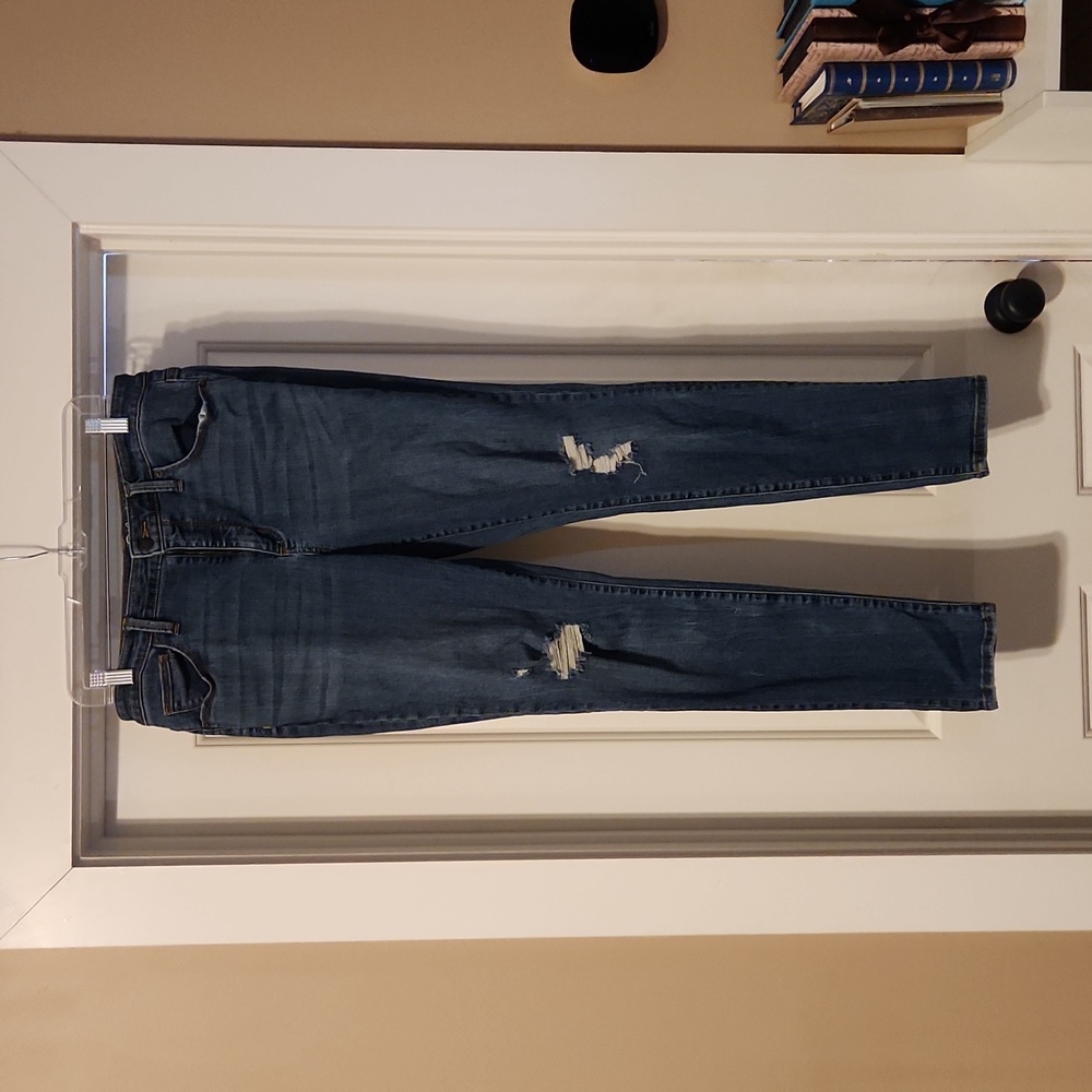 Distressed skinny jeans